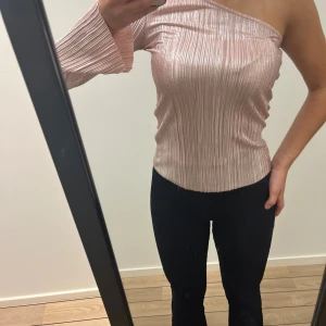 GinaTricot topp - En rosa glittrig offshoulder topp från Gina. Strl XS men passar S. Använd några gånger.