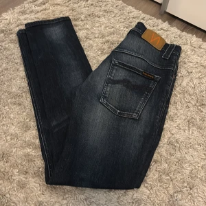 Nudie jeans Thin Finn  - Skick: 9/10 | Storlek: 27/32 | Passar perfekt för dig som är 160-170 | Modellen på bilden är 170 | Nypris: 2000 | Mitt pris: 1000 | Pris kan diskuteras vid snabb affär! | Hör av er vid frågor 🤩🙌