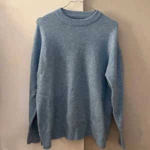 Blå stickad tröja  - Säljer denna superfina blå stickade tröjan i storlek S, använd fåtal gånger 💞