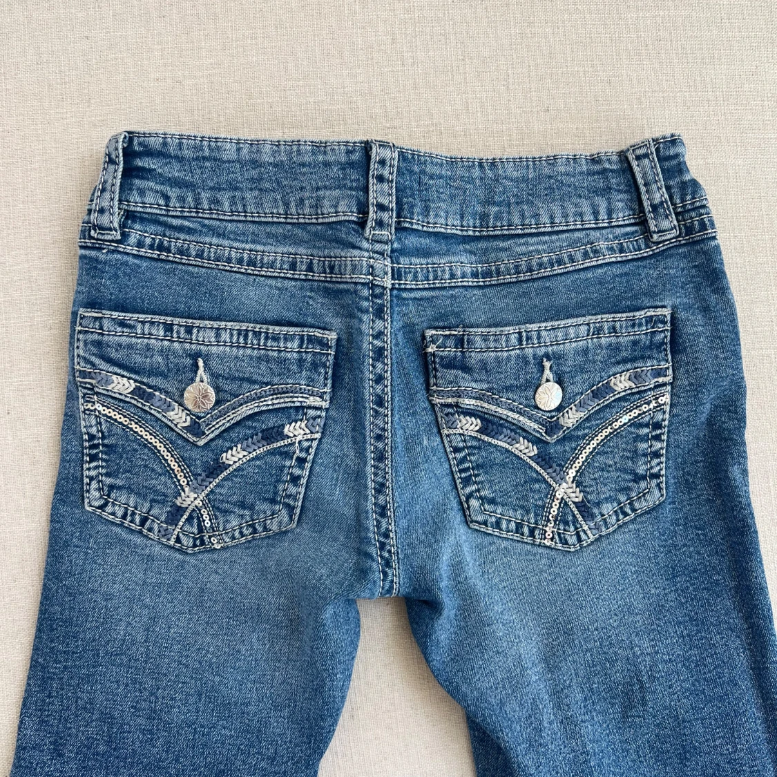 Lågmidjade bootcut jeans ifrån Gina tricot  - 1