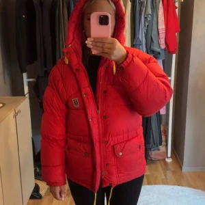 Fjällräven jacka  - Säljer denna röda Fjällräven jackan❤️det finns defekter på den där av det billiga priset och den skulle behöva en tvätt, storlek xxxs men passar mig som är M