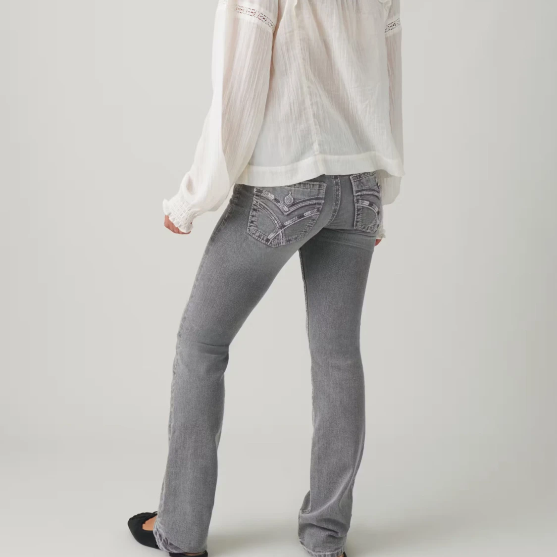 Lågmidjade bootcut jeans ifrån Gina tricot  - 3