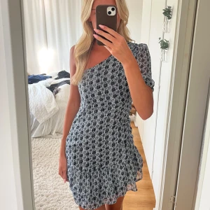 Blå miniklänning - Säljer denna supersöta blåa miniklänning med vita och silvriga detaljer från Mango! Aldrig använd och i storlek S, skriv vid funderingar🩵