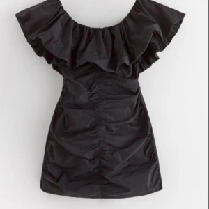 Svart klänning med volangdetaljer - Snygg svart klänning med volangdetaljer runt halsen. Passar perfekt till alla fest tillfällen. Köpt för 600 men säljer för 500 då den aldrig är använd. Storlek S🩷