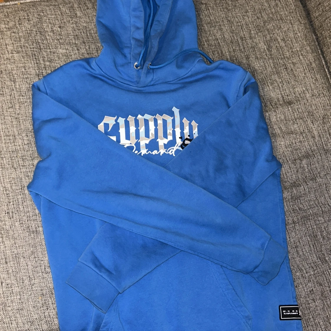 Blå hoodie från Supply & Demand