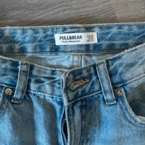 Pull&bear jeans - Jeans från pull&bear i strl 32,de är högmidjade och har raka ben GÅ IN PÅ VINTED JULIAMALWI.00 OCH KÖP DÄR