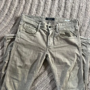 Replay Anbass Jeans - Jag säljer ett par schyssta grå beigea Replay jeans | Storlek L32 och W31 | Byxorna är i grymt skick 8/10 och modellen Anbass |Priset är inte fast | Vid intresse eller frågor är det bara att höra av dig.