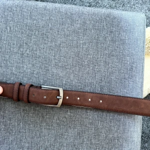 Mockabälte brun - Riktigt snyggt brunt mockabälte! Helt nytt såklart! Storlek: ca 100cm! Postar samma dag som köp🤩