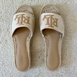 Beige sandaler från Ralph Lauren - Snygga sandaler i beige med RL-logga i brunt framtill. Sulan är 3,5 cm. Endast använda 2 gånger!! Nypris: 1720kr🩷