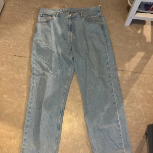 Ljusblå jeans från Sweet SKTBS, M - Ljusblå raka jeans från Sweet SKTBS, baggy passform med raka ben. Storlek M