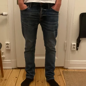 Nudie Jeans Grim Tim - Säljer två par Nudie Jeans. Ett par blåa och ett par svarta Båda är modellen Grim Tim vilket är slim fit, båda sitter på samma sätt. Båda byxorna passar storleken 30/30 i jeans. 500 styck, eller 900kr för båda. 