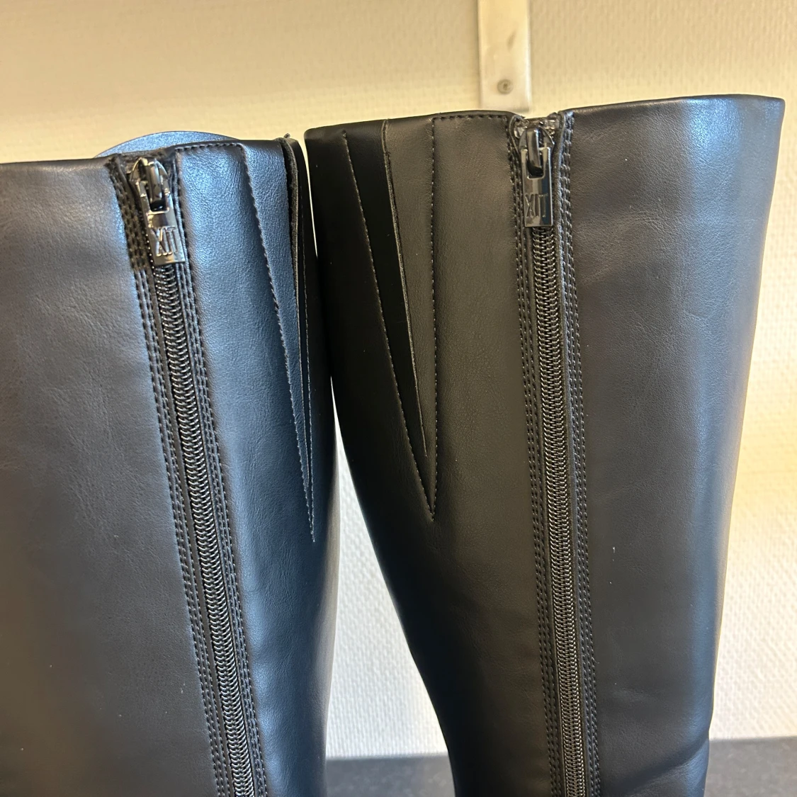 Svarta höga stövlar i skinn - 3