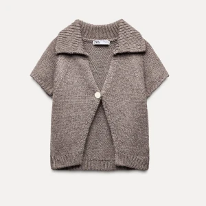 Stickad Cardigan från Zara - Så fin stickad cardigan med en guldknapp från Zara! I storlek XL men väldigt liten i storleken så passar en S🥰