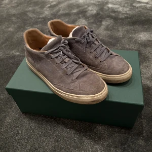 Cqp skor - Tvär feta skor från cqp, och är i model scion och den eleganta färgen Carolina Blue. Denna sko model i denna färg har nu slutats tillverka och nypris på en annan färg ligger på 4100. Dessa passar perfekt nu till hösten och kan även användas som ett par vinterskor. Storleken är 41 men sitter mer som 42. Box och extra snöre ingår. Hör av er vid frågor🙌