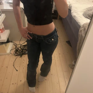 Mörkblå bootcut jeans Gina Tricot - Omsydda till lågmidjade från gina tricot. Storlek 158 men passar om due lite längre då dom blev längre när jag sydde ner dom!!