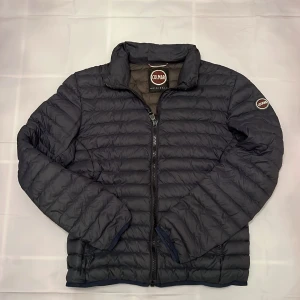 Colmar jacka - Säljer denna riktigt snygga colmar jacka som är den perfekta höstjackan! Size: 48 som motsvarar S! Färg: Navyblå! Skick: 8/10, finns en defekt på ena armen (se sista bild) bara att höra av sig vid minsta fundering 🤩