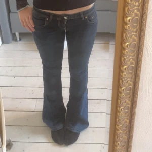 Jätte fina low waist jeans🥰 - Säljer mina fina Levis jeans som är sydda till bootcut💞 
