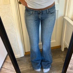 Lågmidjade utsvängda jeans  - Jätte snygga jeans från Big star!! Passar s-m. Innerben: 85 cm, midja rakt över 43 cm Km privat för fler mått eller frågor🥰