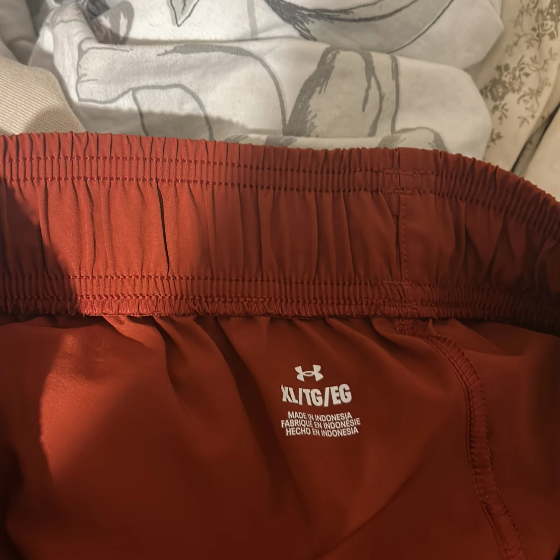 Röda  träningsbyxor Under Armour XL - 1