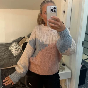 Pastellfärgad stickad tröja - Supermysig stickad tröja i pastellfärger nypris 399kr