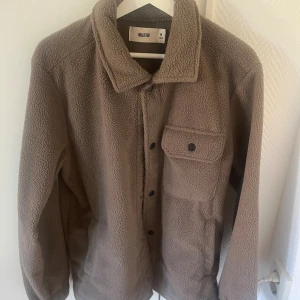 Brun teddyjacka från Hollister M - Mysig brun teddyjacka från Hollister i storlek M. Funkar bra som overshirt