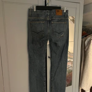 Crocker CR-311 blå jeans straight fit - Snygga blå jeans från Crocker, modell CR-311. Klassisk femficksdesign med raka ben och normal passform. Jeansen har en cool tvättad look och är tillverkade i slitstarkt bomullsjeans. Perfekta för dig som gillar en tidlös och avslappnad stil. Fråga så skickar jag bild på mm!💕