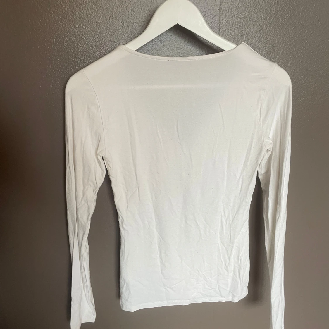 Amisu vit långärmad topp v-ringad strl M - 1