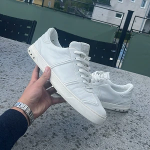 Valentino flycrew  - Säljer dessa riktigt feta vita valentino flycrew i storlek 45. De e i mycket fint skick med tanke på att dem inte producerars längre och ändast en nit är av! Ny pris 7000+ vårt pris endast 2799kr! Hör av dig vid minsta lilla fundering! MVH Majestic Garments 
