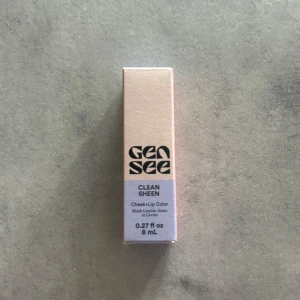 Gen See Clean Sheen Cheek+Lip Plum 03 - Gen See Clean Sheen Cheek+Lip Color i nyansen Plum 03. Flytande rouge och läppfärg i en mjuk tub på 8 ml, med en snygg ljusrosa förpackning och svart logga. Färgen är plommonlila och passar perfekt för att ge både kinder och läppar en fräsch, färgstark look.