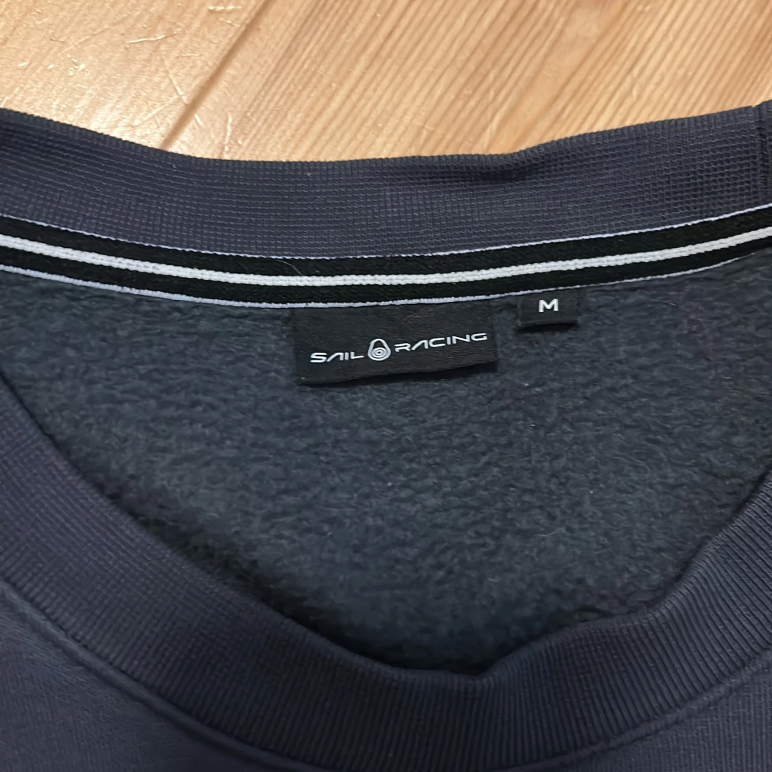 Mörkblå sweatshirt från Sail Racing - 1