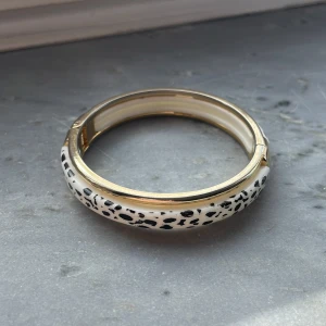 Guldfärgad bangle - Guldfärgad bangle med mönster som går att öppna💕