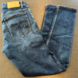 Tiger of Sweden jeans  - Snygga blå jeansbyxor från Evolve i klassisk femficksmodell. Jeansen har en rak passform med normal midja och är tillverkade i slitstarkt denimtyg. Perfekta för dig som gillar en enkel och tidlös stil. Priset går såklart att diskutera 