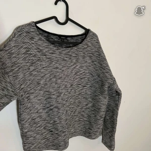 Randig långärmad tröja från Lindex - Säljer en svartvit randig långärmad tröja från Lindex i storlek M. Tröjan har en avslappnad passform och är tillverkad i mjukt material, perfekt för lager på lager under höst och vinter. Enkel och stilren design som funkar till många outfits.