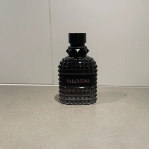 Valentino born in roma  - Säljer denna parfym från valentino, aldrig använd, 50ml💕