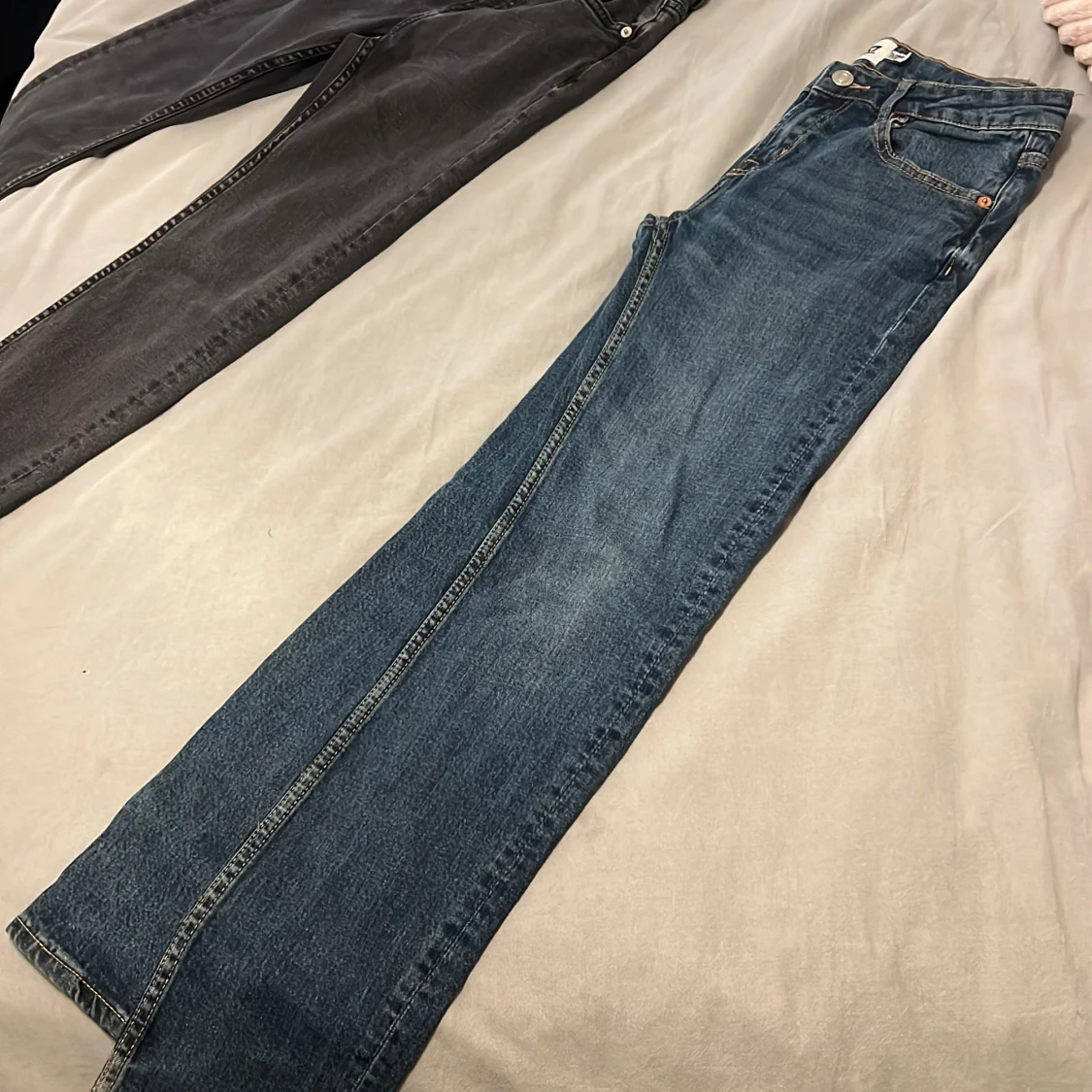 Blå och svarta jeans från 157