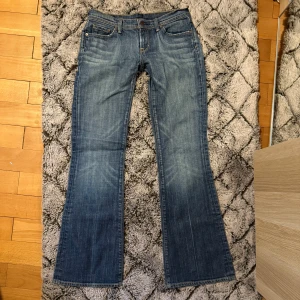 Low-rise bootcut/flared jeans (pris kan diskuteras) - Säljer ett par Lågmidjade jeans från märket Citizens of Hummanity💙 Jeansen är bootcut/flare. Väldigt fin wash, samt detaljering på fickorna!  De är i extremt bra skick! Mått: midja platt 40cm, innerbenslängd 83cm, för referens: jag e 174cm och dem e i perfekt längd på mig, jag brukar ha S.                      Nypris ca 200€