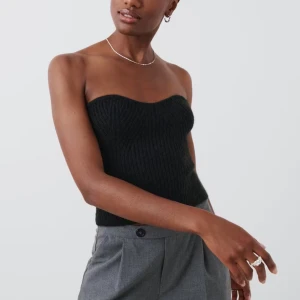 Svart stickad bandeau tubtopp - jättefin tubtopp som är helt slutsåld !! aldrig använd 💕