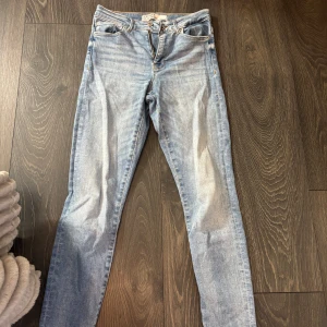 Ljusblå skinny jeans  - Säljer ett par ljusblå skinny jeans från Vero Moda i storlek XS/30. Jeansen har klassisk femficksdesign, normalhög midja och är tillverkade i mjukt denim med lite stretch. Perfekta för dig som gillar en tight passform och stilren look. Använda ett fåtal gånger💕