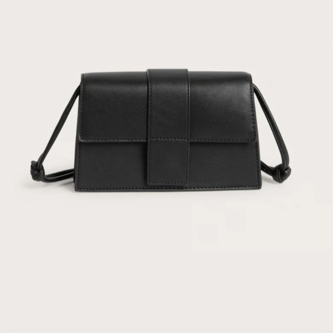 Svart axelremsväska  - 2