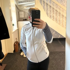 Peak mid layer - En fin peak performance mod layer "kofta"💕 Storlek XS och mycket fint skick Nypris 1500kr
