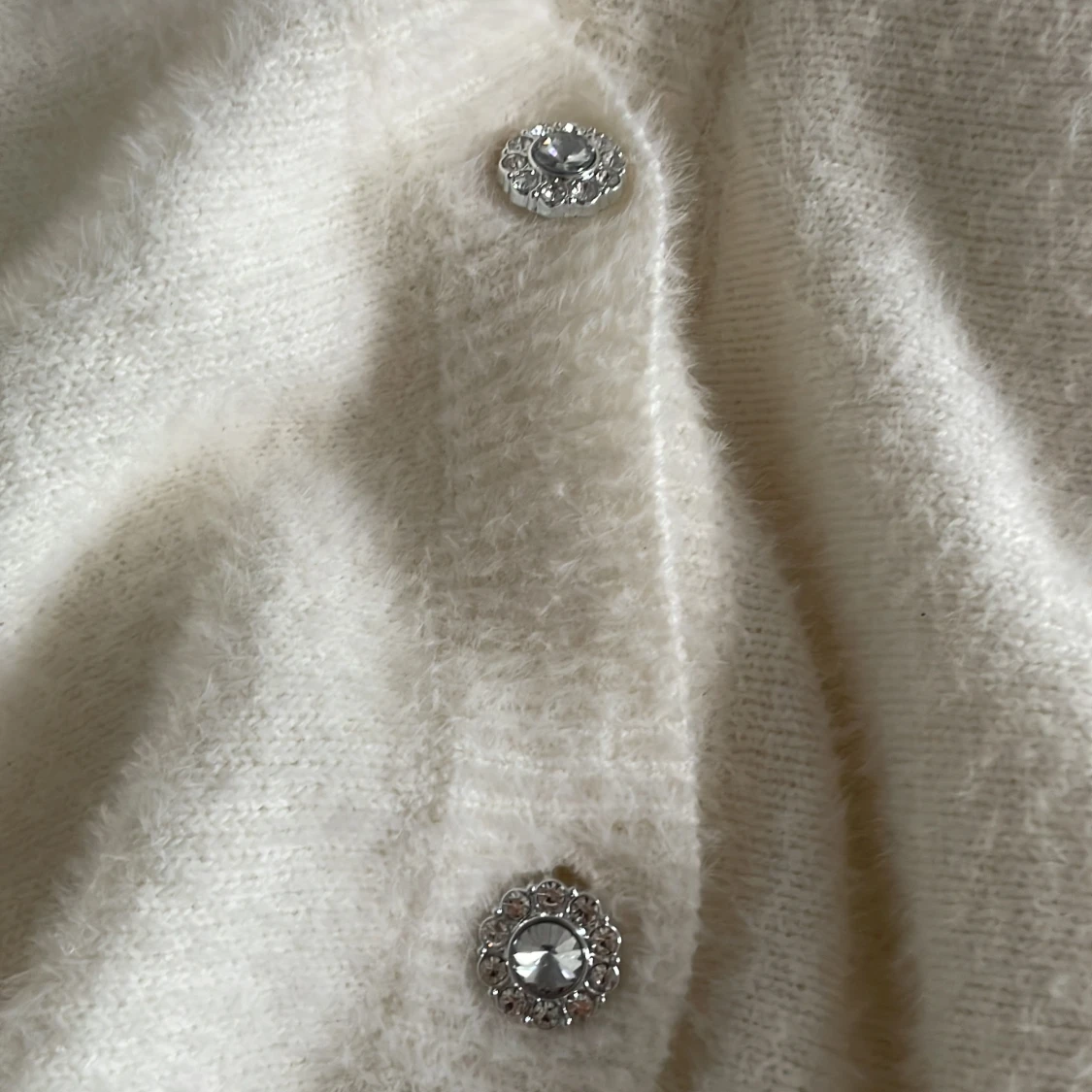 Vit fluffig kofta från ONLY med pärlknappar - 2