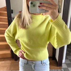 Gul ribbad stickad tröja - Superfräsch gul stickad tröja med ribbad struktur och lång ärm. Tröjan har en relaxed fit och är perfekt för dig som gillar färg. Passar snyggt till jeans eller kjol och är riktigt skön att ha på sig under kyligare dagar. Så sjukt nice passform!! Använd 1 gång, nypris 900kr!