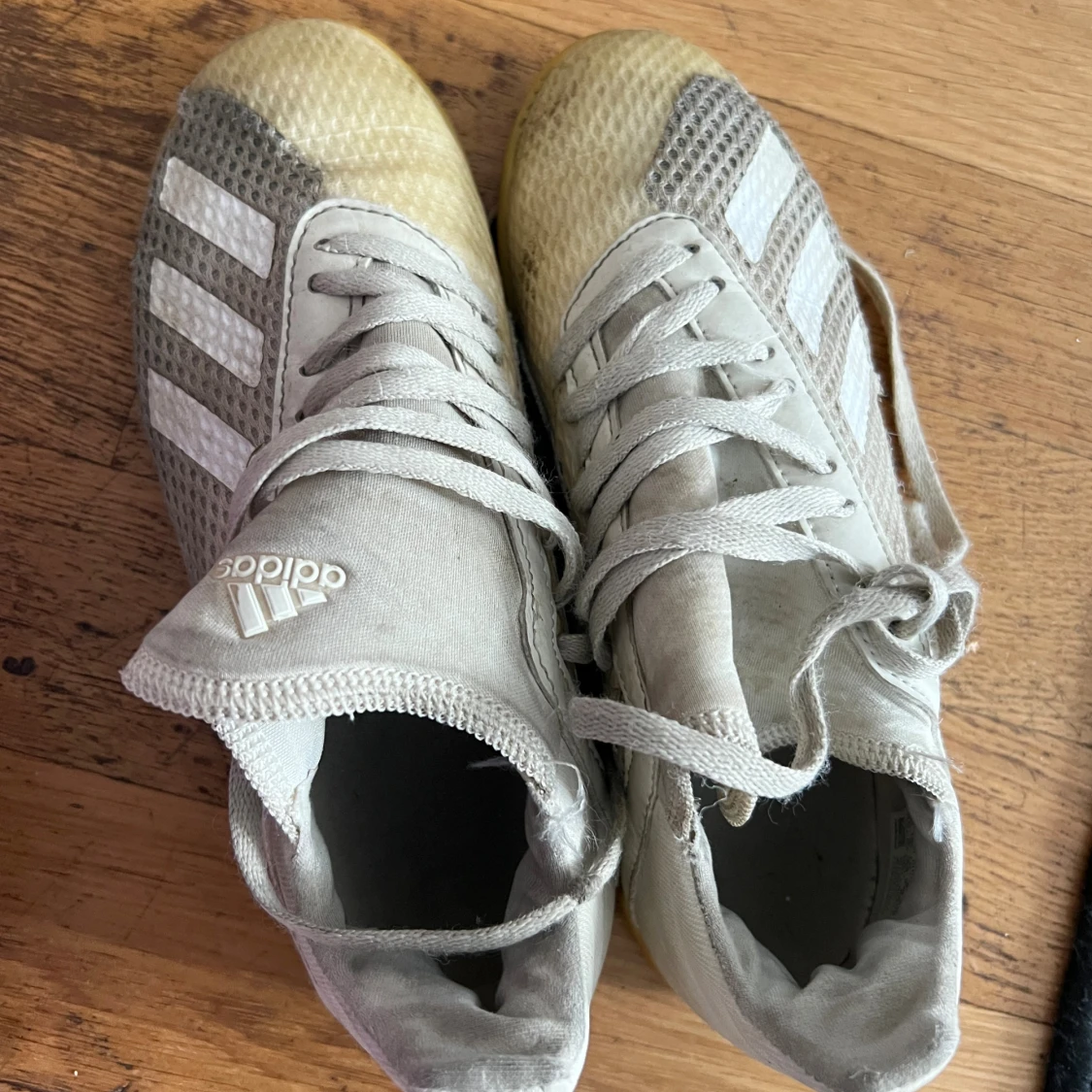 Vita adidas fotbollsskor med mesh - 1