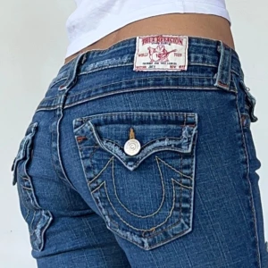 True religon jeans - Vintage Trueys i låg midja & bootcut 💕 midjemått 82cm & innerben 87cm💕 stretchiga 💕obs slitna nertill💕 jag är 165 