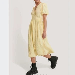 Fin klänning - Köpte den förra året på NAKD använd endast en gång, super fin nu till midsommar oxå🥰  Har tyvärr inga mer bilder men skriv privat så kan jag skicka 🥰