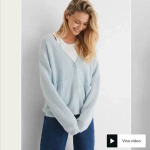 Na-kod kofta - Super fin ljusblå kofta som passar perfekt till nu på sommaren! Kom privat för fler bilder då den ljusblå färgen inte riktigt kommer fram i bilden! Helt oanvänd med lapp kvar och nypris är 500kr, men jag säljer för 300kr men priset går att diskutera. Storlek xxs men är väldigt stor i storlek så passar absolut en S💙💙