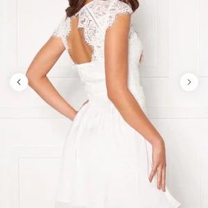 Studentklänning/sommarklänning NY - Helt ny och oanvänd vit sommarklänning från Bubbleroom i stl M. Fint öppen på ryggen. (Ordinarie pris 530kr) Frakt 72kr eller hämtas upp i Malmö. 