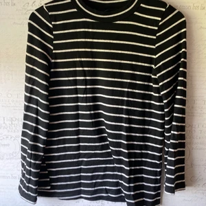 Tröja Gina Tricot  - Randig tröja från Gina Tricot storlek xs. Använt men fint skick.