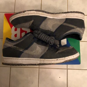 Nike sb dunk low crater - Skejtade nike dunk lows. Lite slitna me ett hål men annars i bra skick! Kan fraktas eller mätas upp i Stockholm! Priset kan diskuteras:)