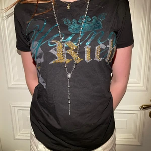 Yung bitch T-shirt - Jätteskön och söt T som passar till mycket. Galet många fina detaljer. Aldrig använd med original tag kvar!